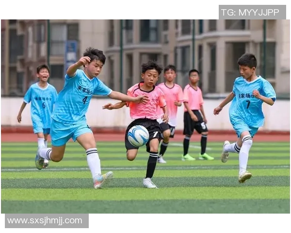 从校园到赛场上大学的足球明星如何平衡学业与职业生涯
